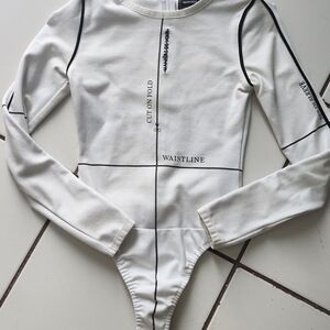 Maniere De Voir White Long-Sleeve Graphic Waistline Women Bodysuit